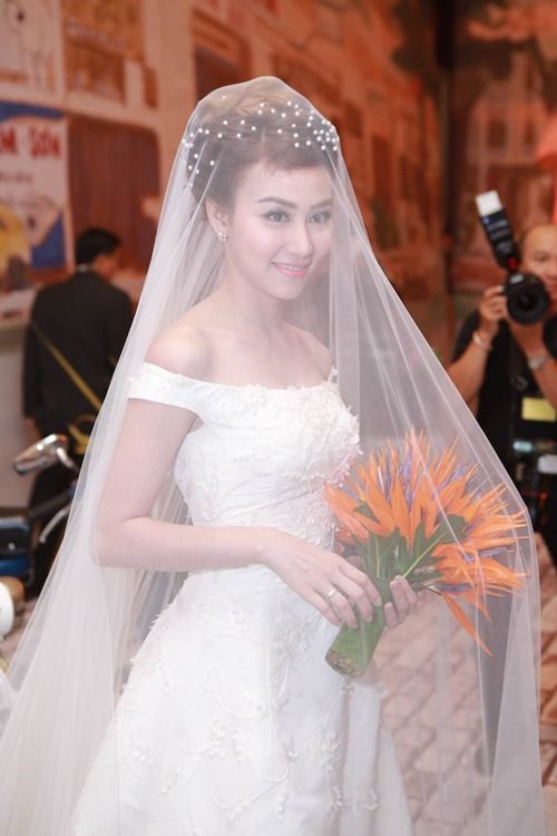 Cận cảnh váy cưới trăm triệu tuyệt đẹp của Ngân Khánh 3