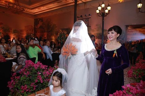 Cận cảnh váy cưới trăm triệu tuyệt đẹp của Ngân Khánh 27