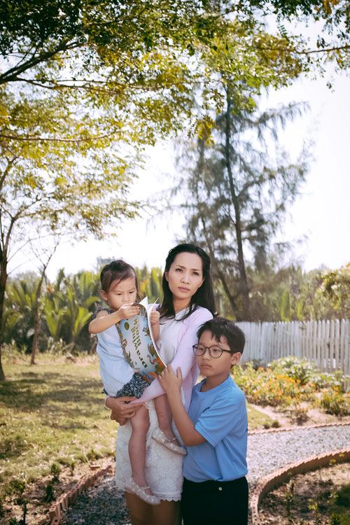 Hoàng Bách khoe bố mẹ và vợ con trong MV mới 12
