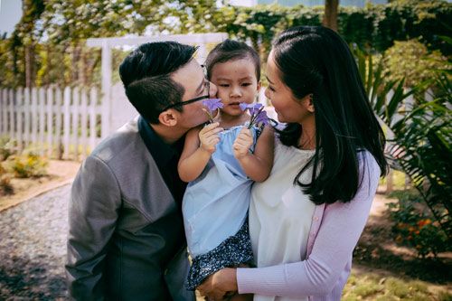 Hoàng Bách khoe bố mẹ và vợ con trong MV mới 9