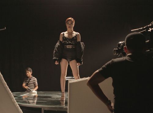Video: Hoàng Thùy Linh quá đỗi sexy bên vũ công nam 9