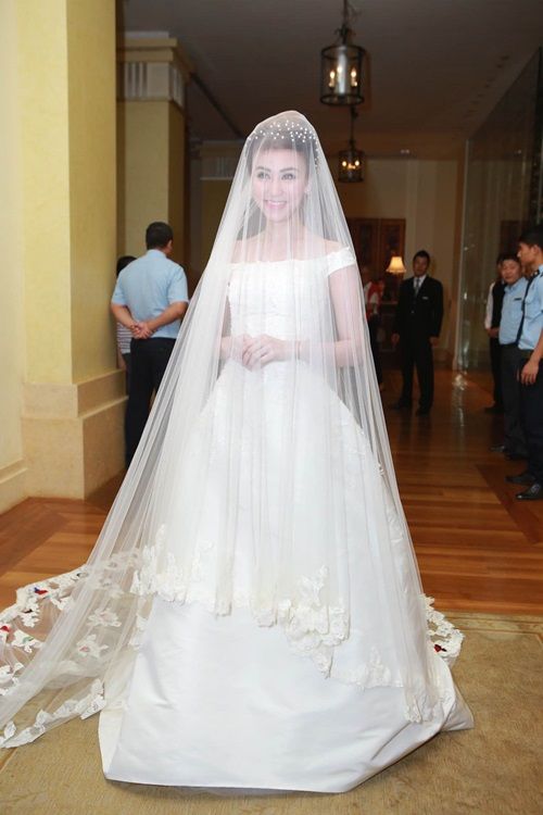 Cận cảnh váy cưới trăm triệu tuyệt đẹp của Ngân Khánh 15