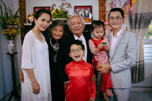 Hoàng Bách khoe bố mẹ và vợ con trong MV mới 3
