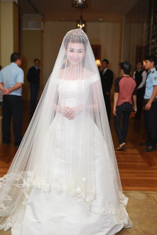 Cận cảnh váy cưới trăm triệu tuyệt đẹp của Ngân Khánh 9
