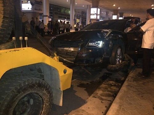 Xe ô tô Hà Hồ đâm nhiều người trọng thương ở sân bay 3