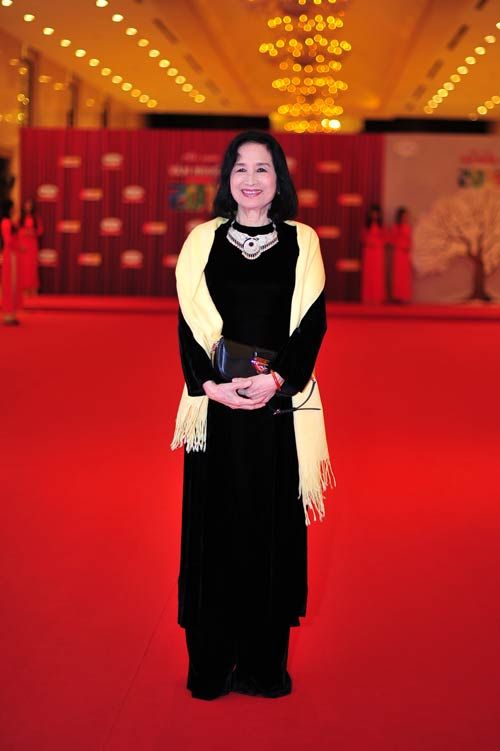 Hoa hậu Thu Hoài khoe vòng một gợi cảm ở tiệc xuân 36