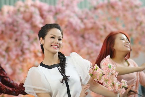 Nhật Kim Anh "cưa sừng" đáng yêu trong MV Tết 15