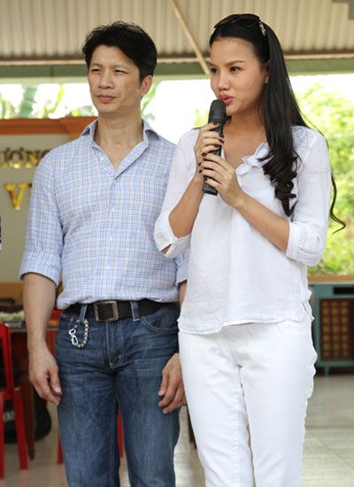 Dustin Nguyễn đưa vợ và mẹ đi từ thiện 5