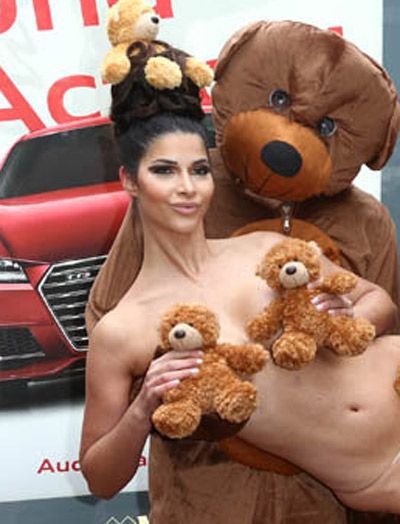 Người mẫu Đức gây náo loạn vì che thân bằng 3 con gấu 3