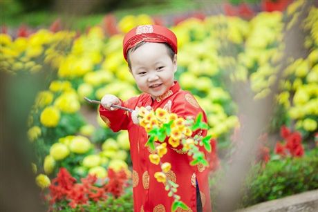 Bạn trẻ Đà Nẵng rạng rỡ bên đường hoa Tết 8