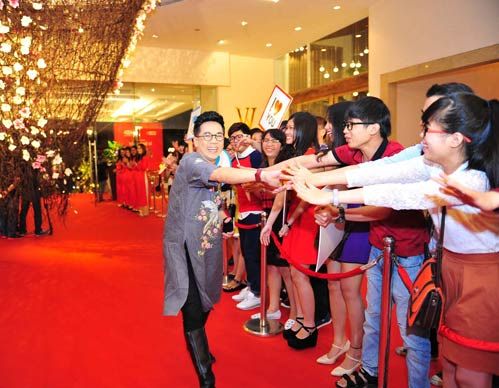 Hoa hậu Thu Hoài khoe vòng một gợi cảm ở tiệc xuân 30
