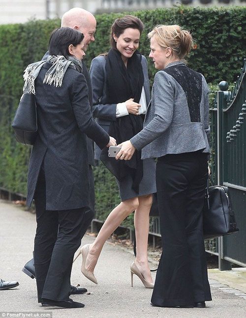 Fan lo lắng khi Angelina Jolie lộ chân gầy gò trơ xương 12