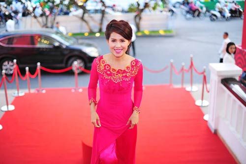 Hoa hậu Thu Hoài khoe vòng một gợi cảm ở tiệc xuân 57