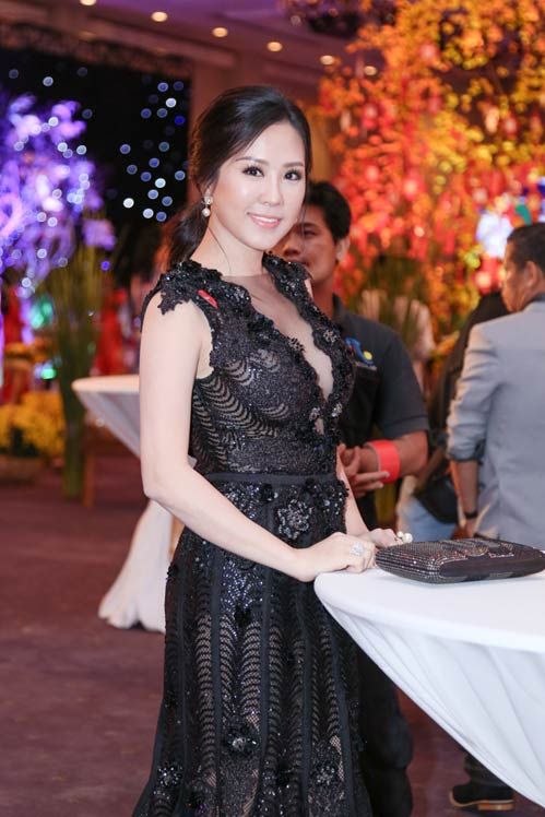 Hoa hậu Thu Hoài khoe vòng một gợi cảm ở tiệc xuân 6