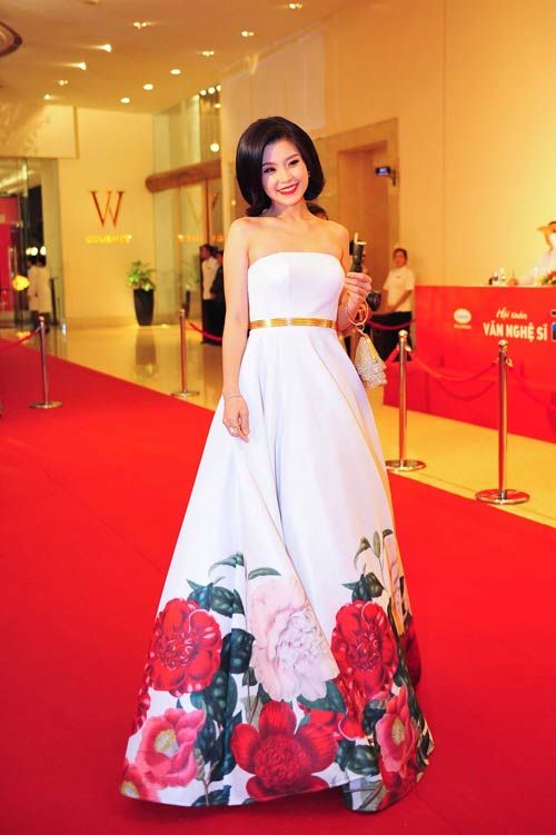 Hoa hậu Thu Hoài khoe vòng một gợi cảm ở tiệc xuân 21