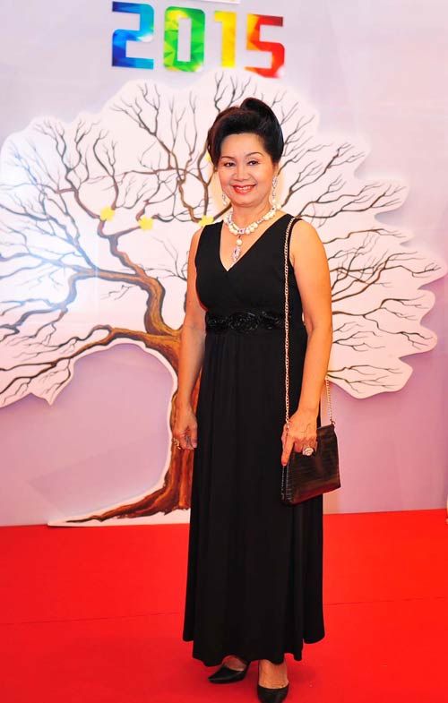 Hoa hậu Thu Hoài khoe vòng một gợi cảm ở tiệc xuân 42