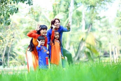 Gia đình Việt Hương, Thúy Hạnh, Bình Minh mặc áo dài du xuân 3