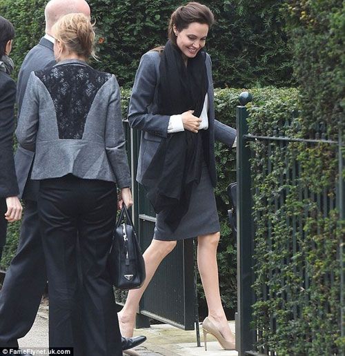 Fan lo lắng khi Angelina Jolie lộ chân gầy gò trơ xương 18