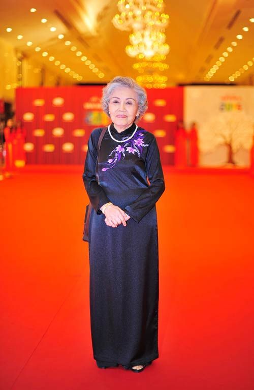 Hoa hậu Thu Hoài khoe vòng một gợi cảm ở tiệc xuân 39