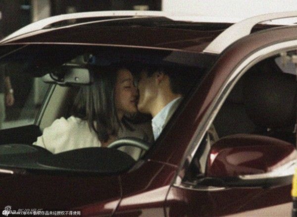 Vợ chồng Châu Tấn hôn nhau đắm đuối trên xe ô tô 18