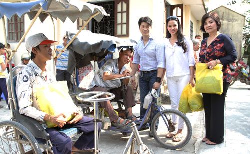 Dustin Nguyễn đưa vợ và mẹ đi từ thiện 4