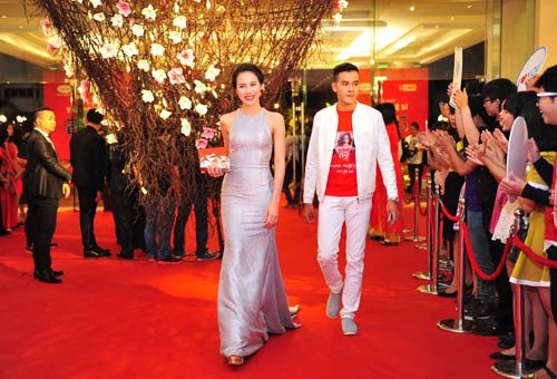 Hoa hậu Thu Hoài khoe vòng một gợi cảm ở tiệc xuân 54