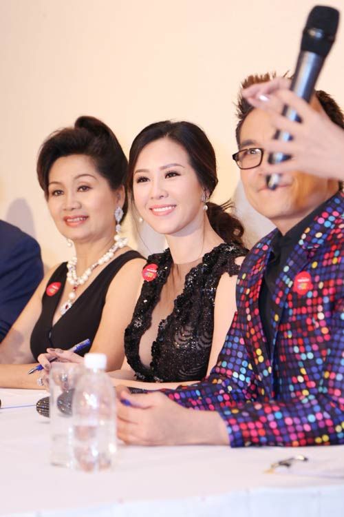 Hoa hậu Thu Hoài khoe vòng một gợi cảm ở tiệc xuân 12