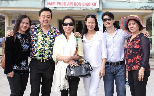 Dustin Nguyễn đưa vợ và mẹ đi từ thiện 8