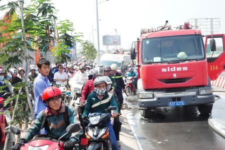 Container bốc cháy dữ dội ở cửa ngõ Sài Gòn 3
