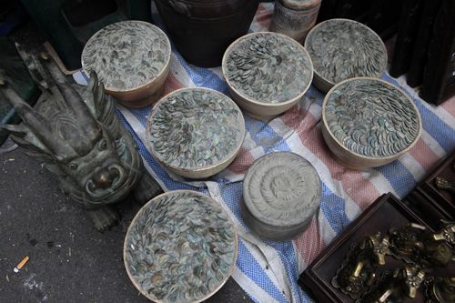 Chiêm ngưỡng dê đồng giá bạc triệu ở chợ đồ cổ Hà Nội 30