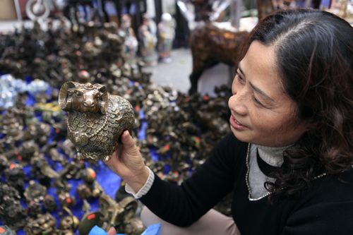 Chiêm ngưỡng dê đồng giá bạc triệu ở chợ đồ cổ Hà Nội 12