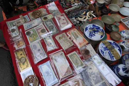 Chiêm ngưỡng dê đồng giá bạc triệu ở chợ đồ cổ Hà Nội 33