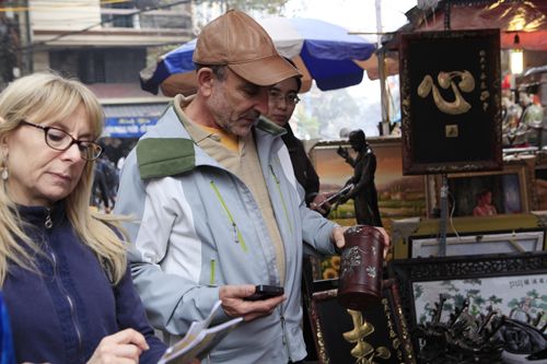 Chiêm ngưỡng dê đồng giá bạc triệu ở chợ đồ cổ Hà Nội 21
