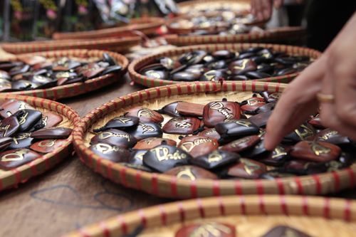 Chiêm ngưỡng dê đồng giá bạc triệu ở chợ đồ cổ Hà Nội 48
