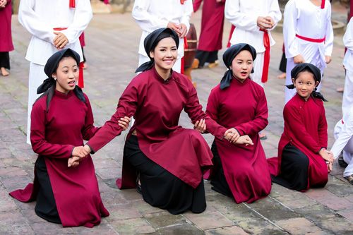 Nguyễn Thị Loan mặc áo dài hát Xoan 12
