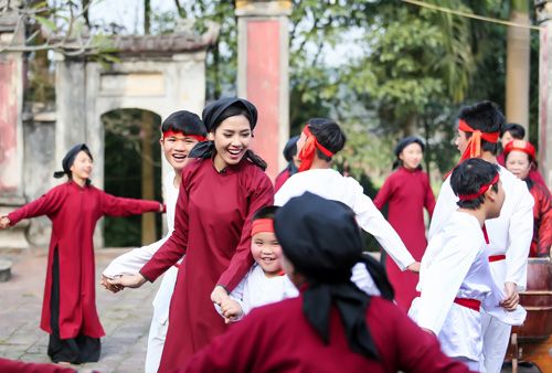 Nguyễn Thị Loan mặc áo dài hát Xoan 6
