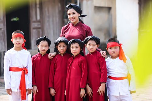 Nguyễn Thị Loan mặc áo dài hát Xoan 27