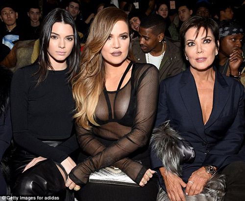 Kim Kardashian bị chỉ trích vì để Nori khóc giữa show diễn 24