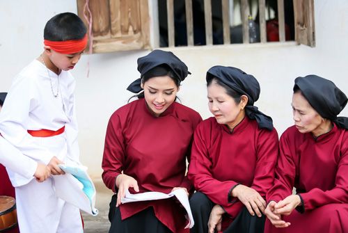 Nguyễn Thị Loan mặc áo dài hát Xoan 15