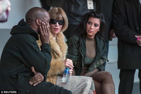 Kim Kardashian bị chỉ trích vì để Nori khóc giữa show diễn 21