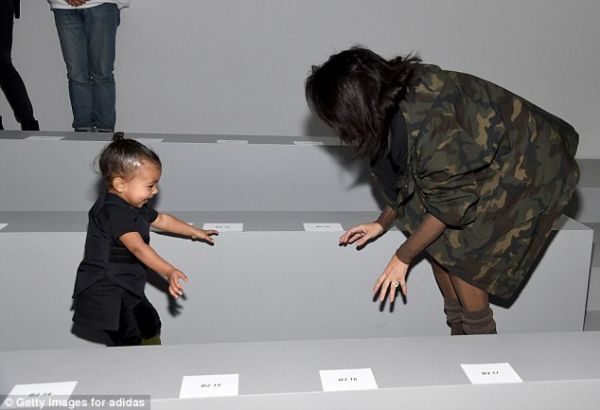 Kim Kardashian bị chỉ trích vì để Nori khóc giữa show diễn 18