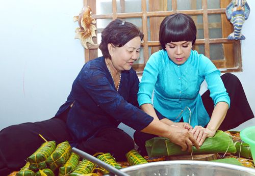 Việt Hương về quê nấu bánh tét 3