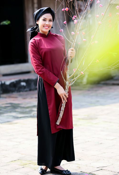 Nguyễn Thị Loan mặc áo dài hát Xoan 3