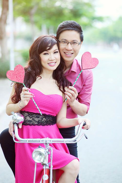 MC Anh Quân hôn Kavie Trần trên phố mừng Valentine 18