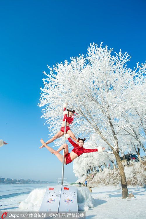Mỹ nữ mặc quần ngắn múa cột giữa tuyết trắng 15