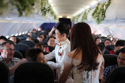 Cặp đôi đồng tính nữ tổ chức đám cưới trên máy bay 6