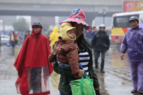 Hà Nội: Dòng người ùn ùn đội mưa đổ về quê ăn Tết 21
