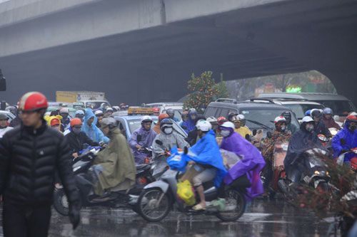 Hà Nội: Dòng người ùn ùn đội mưa đổ về quê ăn Tết 54