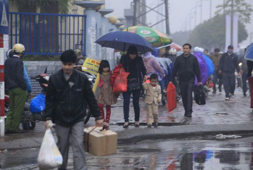 Hà Nội: Dòng người ùn ùn đội mưa đổ về quê ăn Tết 12