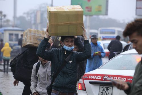 Hà Nội: Dòng người ùn ùn đội mưa đổ về quê ăn Tết 15